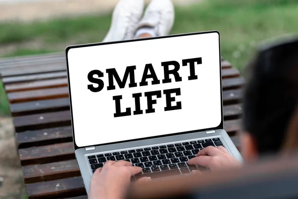 Bildunterschrift: Smart Life. Konzeptionelle Fototechnologie, die das Leben angenehmer und komfortabler macht, Sprach- und Videotelefonie verbindet Menschen miteinander — Stockfoto