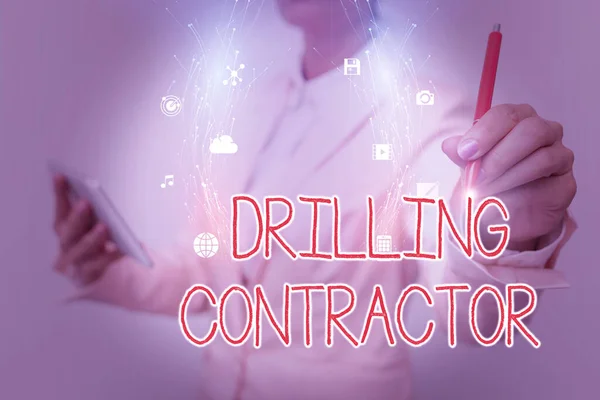 Texto que muestra inspiración Drilling Contractor. Palabra Escrito en contrato sus servicios principalmente para la perforación de pozos Mujer de negocios utilizando el teléfono, mientras que la presentación de la nueva pantalla virtual futurista. —  Fotos de Stock