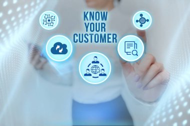 Müşterinizi Tanıyın tabelasını gösterin. İnternet Konsepti İş Kimliği ve Finans Güvenliği Kadın Tutma Tableti Sanal Düğmeye Basarak Geleceğin Teknolojisini Gösterme.
