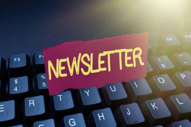 Haber bültenini göster. Bültenin kavramsal fotoğrafı düzenli olarak Notları Bir Bilgisayara Aktaran, Motivasyonel İletiler Yazan bir şirketin üyelerine verildi