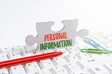 El yazısı levhası Kişisel Bilgi. Yeni Fikirler ve Planlama Geliştirmesi Yazan Tanımlanabilir Bireysel İletişim Bilgisayarı hakkında iş yaklaşımı kaydedildi