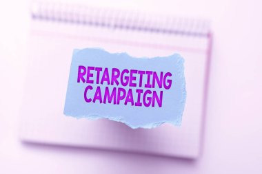 Esinlenme Kampanyası 'nı gösteren bir metin. İşletme konsepti tüketicileri daha önceki internet eylemlerine dayanan Yeni Yazı Kavramları Düşünme, Yazarları Engelleme