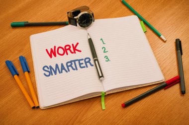 Metin Çalışma Zekası gösterimi yazılıyor. İş konsepti verimliliği işinizde akıllı olun Başarılı stratejiler yapın Boş Not Defteri Kol saati Etrafı dağınık kırtasiye malzemeleriyle çevrili.