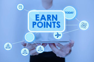 Earn Points 'i sunan metin başlığı. İş yaklaşımı, Üniformalı Kadın Bekleme Tableti Fütürist Teknolojileri Gösteren ürünleri satın aldıktan sonra otomatik olarak ödüllendirilen bir fon..