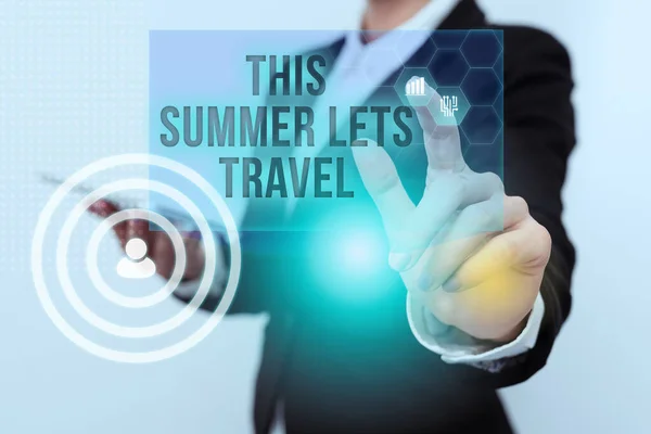 この夏を示すテキスト記号は旅行を可能にする。ビジネスショーケースの旅ある場所から別の場所へ休暇中の旅制服を着た女性携帯電話を持ち、未来のディスプレイをタップ. — ストック写真