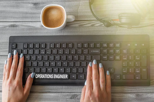 Conceptual display Engenheiro de Operações. Conceito que significa analisar e projetar a operação que irá melhorar o fluxo de trabalho Teclado sobre uma mesa ao lado de uma taça de cerâmica enchida com cerveja quente. — Fotografia de Stock