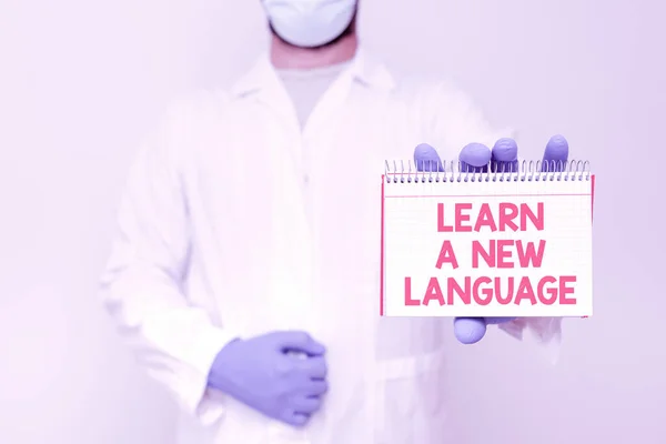 Yeni Bir Dil Öğren işaretini göster. Yeni Araştırma, Kimyacı Planlama Geliştirme Prosedürlerini sunan ikinci veya yabancı dil bilimcisi ile iletişim kurma yeteneği — Stok fotoğraf
