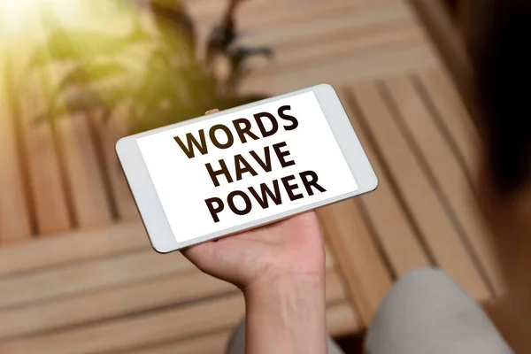 Teks yang menyajikan Kata-kata Memiliki Kekuatan. Konsep bisnis: Alat penting yang digunakan individu untuk berkomunikasi dan belajar Suara dan Video Memanggil Kapabilitas Menghubungkan Orang Bersama — Stok Foto