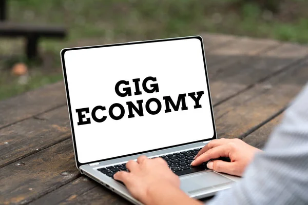 Handskrift tecken Gig Economy. Affärsidé ett marknadssystem som kännetecknas av kortsiktiga jobb och kontrakt Röst- och videosamtalskapacitet Ansluta människor tillsammans — Stockfoto