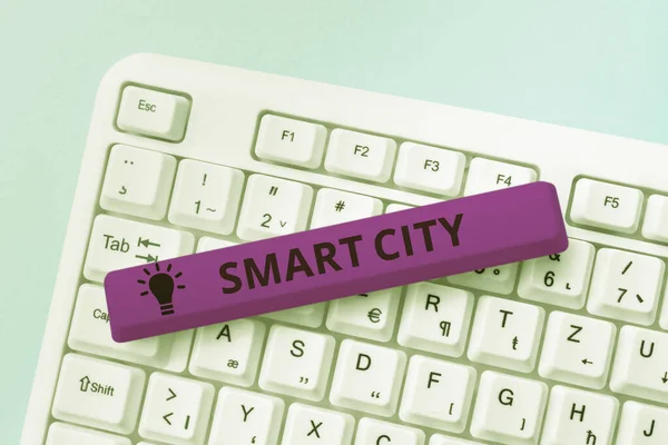 Inspiracja pokazując znak Smart City. Koncepcja biznesowa obszar miejski, który wykorzystuje technologie komunikacyjne do gromadzenia danych Wpisywanie i publikowanie Opisy Online, Pisanie danych informacyjnych — Zdjęcie stockowe