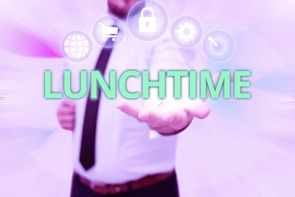 점심 시간에 대한 개념적 설명. 사업가들은 정오나 낮 시간에 새로운 미래 과학 기술을 붙잡고 서 있는 젠틀맨 제복을 입고 음식을 먹고 있을 때에 접근 한다. — 스톡 사진