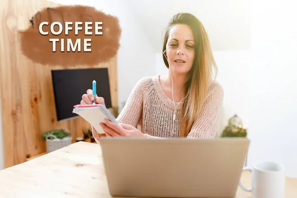 Schrijven met tekst Koffie Tijd. Business showcase een gekozen periode waarin een kopje koffie wordt geserveerd en gedronken Social Media Influencer Het creëren van Online Aanwezigheid, Video Blog Ideeën — Stockfoto