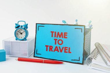 El yazısı: Seyahat Zamanı. Kavram, eski yöntemlerin yeni kapıları açmayacağı anlamına gelir. Hadi gidip keşfedelim. Düzenli Çalışma Alanı Kurulumu Masa Aracıkları ve Ekipman Zamanı Yönetimi