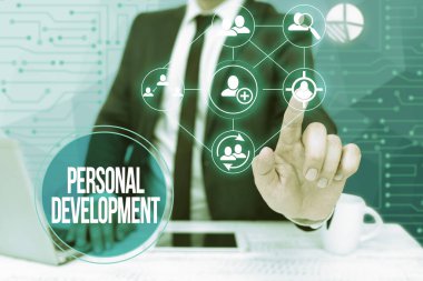Kişisel Gelişimi gösteren bir tabela. İş Adamı Oturan Dizüstü bilgisayar ve Geleceği Gösteren Teknoloji ile kendini geliştirme sürecini kavramsallaştır..