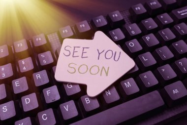 Metin başlığı sunar. Yakında görüşürüz. Birisine veda etmek ve yakında tekrar buluşmak için kullanılan iş genel görünümü Sosyal Medya Yorum Mesajı yaratmak, Eğlenceli Sorular ve Cevaplar Yazmak