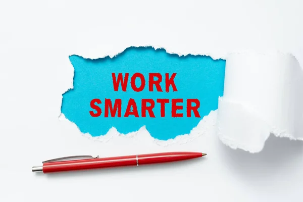 Text bildtext som presenterar Work Smarter. Affärsidé Effektivitet Var smart i ditt jobb Gör framgångsrika strategier Riv på lakan avslöjar bakgrund med penna ombord — Stockfoto