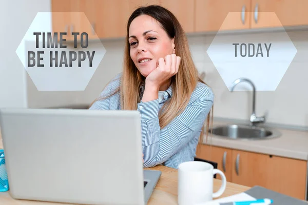 Firma la visualizzazione di Time To Be Happy. Parola per il lavoro significativo Lavoratori con uno scopo Felicità sul posto di lavoro Condividere esperienza attraverso il video Blogging, Imparare nuove conoscenze online — Foto Stock