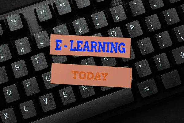 Bildunterschrift: E-Learning. Word Geschrieben über die Ausbildung durch elektronische Medien in der Regel über das Internet Verbinden mit Online-Freunden, Kennenlernen im Internet — Stockfoto