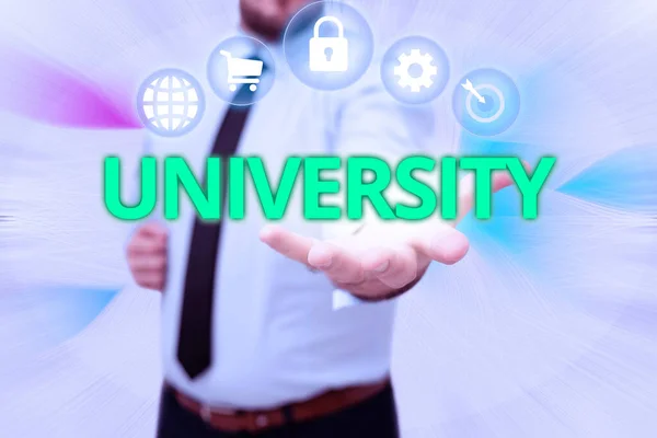 Text som visar inspiration Universitetet. Begreppet "utbildningsinstitution" syftar till att undervisa och undersöka Gentelman Uniform Standing Holding New Futuristic Technologies. — Stockfoto