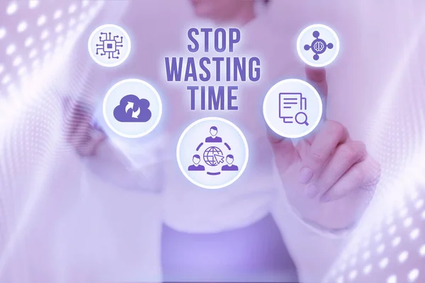 Handschrift: Stop verspilling van tijd. Concept betekent Organiseren Management Schedule laat het nu beginnen Lady Holding Tablet Druk op Virtual Button Toont Futuristische Tech. — Stockfoto
