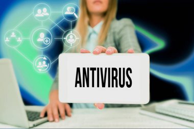 Kavramsal manşet Antivirüs. İş dünyası fikri, bilgisayar virüslerinin tespiti ve kaldırılması için uygun. Ofiste oturan İş Kadını, Geleceğe dönük Fikirleri Gösteriyor.