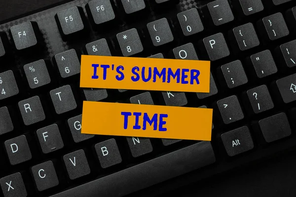 Inspiratie met teken It S Summer Time. Woord voor woord voor seizoen voor plezier en opwinding genietend van het zonnige weer Connecting With Online Friends, Kennismaken op het internet — Stockfoto