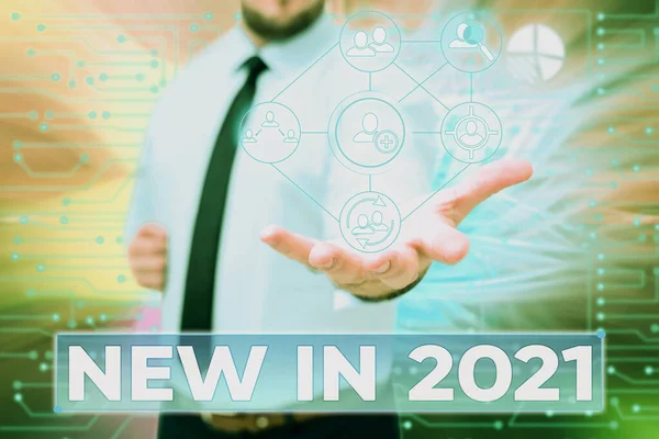 Texto del pie de foto presentando Nuevo En 2021.Enfoque empresarial lo que se espera o nueva creación para el año 2020 Gentelman Uniform Standing Holding Nuevas Tecnologías Futurísticas. —  Fotos de Stock