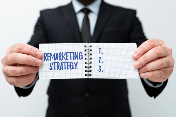 Szöveges felirat a Remarketing Stratégia bemutatásáról. Üzleti koncepció az ügyfelek újbóli bevonása az összegyűjtött információk felhasználásával Új tervek és ötletek bemutatása — Stock Fotó