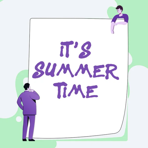 Τίτλος κειμένου που παρουσιάζει το It S Summer Time. Επιχειρηματική σεζόν έννοια για διασκέδαση και ενθουσιασμό απολαμβάνοντας τον ηλιόλουστο καιρό Πληκτρολογώντας και συμπληρώνοντας έγγραφα του γραφείου, δημιουργώντας Εργασία Σχετικά Αρχεία — Φωτογραφία Αρχείου