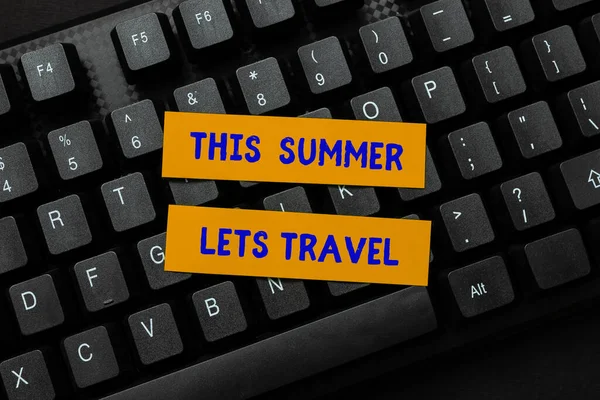 この夏を示すテキストキャプションは旅行を可能にします。オンライン上の友人と接続し、インターネット上で知人を作る休暇中に別の場所からの旅行の旅を意味する概念 — ストック写真