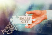 Inspiration zeigt Zeichen der Smart City. Word Geschrieben auf einem städtischen Gebiet, das Kommunikationstechnologien verwendet, um Daten zu sammeln Hand Holding Puzzleteil Erschließung neuer futuristischer Technologien.