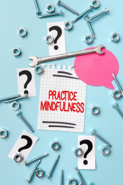 Metin Uygulaması Farkındalığı gösterimi yazılıyor. Yargılamadan sansasyonlara dikkat etmek için kelime Yeni Fikirler Bakım Planlama Çözümleri için Beyin Hazırlama