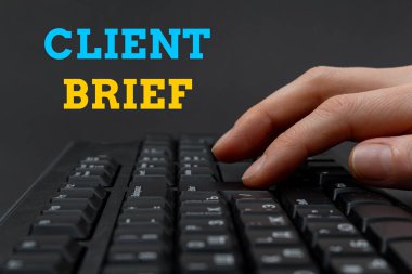 El yazısı istemci özeti. İş konsepti A, müşterilerin koşulları ve Hands Pointing Computer Keys 'e Yeni Fikirler Yazan Ajans tarafından sınırlandırılan belgeler.