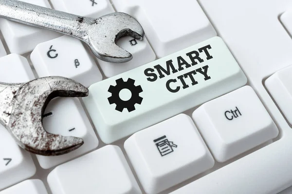 Handgeschriebenes Schild Smart City. Unternehmensübersicht eines städtischen Gebiets, das Kommunikationstechnologien nutzt, um Daten zu sammeln. — Stockfoto