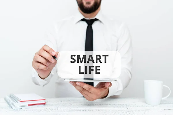 El yazısı işareti Smart Life. Geçiminizi keyifli ve rahat hale getirmek için çalışan iş dünyası teknolojisi İletişim Teknolojisi Akıllı Telefon Ses ve Video Görüşmeleri — Stok fotoğraf