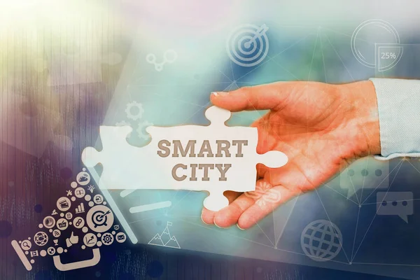 Inspiracja pokazując znak Smart City. Word Napisane na obszarze miejskim, który wykorzystuje technologie komunikacyjne do zbierania danych Hand Holding Puzzle Piece Odblokowanie nowych futurystycznych technologii. — Zdjęcie stockowe