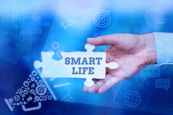 Handschriftliches Zeichen Smart Life. Konzept bedeutet Technologie, die das Leben angenehm und komfortabel macht Hand Holding Puzzleteil Erschließung neuer futuristischer Technologien. — Stockfoto