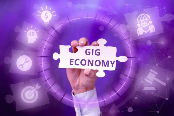 Scrittura visualizzando testo Gig Economy. Business concept un sistema di mercato caratterizzato da contratti e lavori a breve termine Hand Holding Puzzle Piece Unlocking New Futuristic Technologies. — Foto Stock