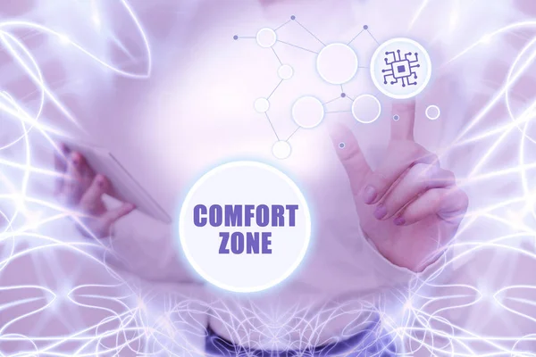 Ručně psaný text Comfort Zone. Obchodní koncept Situace, kdy se člověk cítí v bezpečí, nebo v pohodě mít Control Lady držení tablet stisknutí na virtuální tlačítko ukazující futuristický Tech. — Stock fotografie