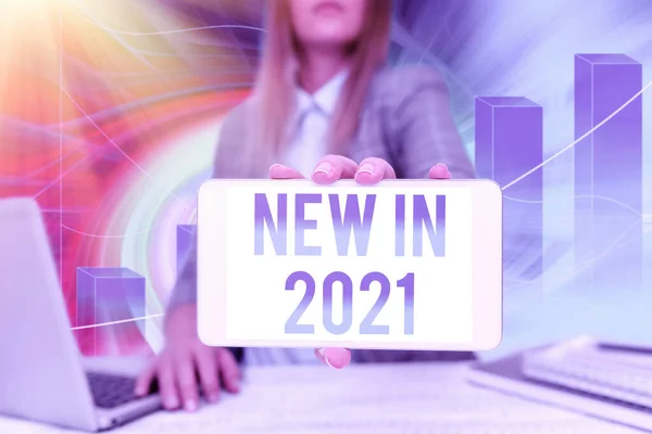 Text rukopisu Nový V roce 2021. Obchodní koncept, co bude očekávat nebo nový výtvor pro rok 2020 Business Woman Seitting In Office Holding Mobile Displaying Futuristic Ideas. — Stock fotografie