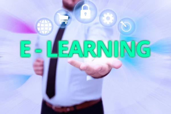 Display concettuale E learning. Concetto che significa formazione attraverso i media elettronici di solito su Internet Gentelman Uniform Standing Holding Nuove tecnologie futuristiche. — Foto Stock