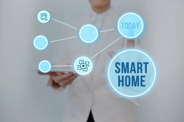 스마트 홈 (Smart Home) 은 스마트 홈을 가리킨다. 설치 된 가정에 대한 단어는 원격으로 전화나 컴퓨터 레이디 홀딩 탭 프레스 온 가상 버튼 표시 퓨처 리스틱 테크로 제어 할 수있다. — 스톡 사진