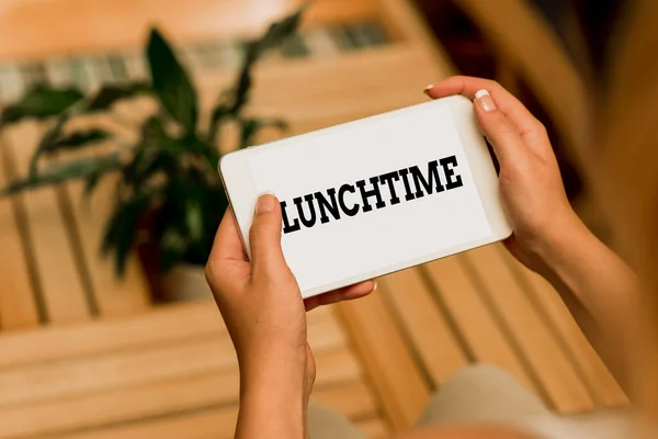 Skriver text Lunchtid. Ord för middagstid eller mitt på dagen när mat äts Röst- och videosamtalskapacitet Ansluta människor tillsammans — Stockfoto