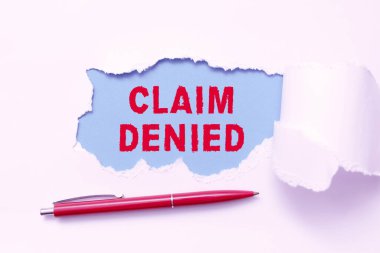 Talebin reddedildiğini gösteren imza. Fatura için talep edilen geri ödeme talebi reddedildi. Kağıt üzerindeki yırtık kalemle birlikte arkaplanı gösteriyor.