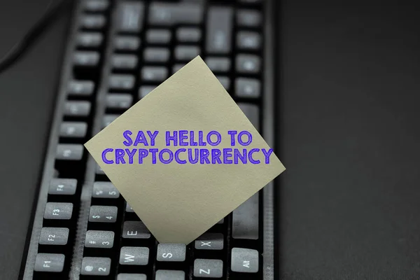 Написання тексту "Say Hello To Cryptocurrency". Провідний і рекламний децентралізований обмін грошима Копіюючи старі ідеї і створюючи нові, Передача письмових приміток — стокове фото