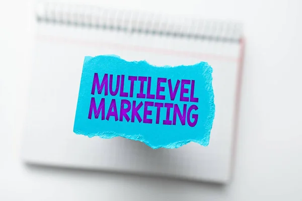 멀티 레벨 마케팅에 서명하 세요. 새로운 글쓰기 개념을 생각하는 상품이나 서비스의 판매를 위한 사업 홍보 전략, 작가의 차단을 뚫는 전략 — 스톡 사진