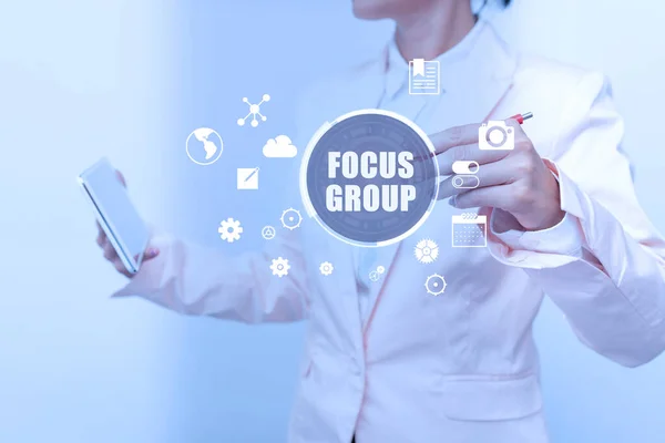 Podpis wyświetlający Focus Group. Słowo składa się z starannie wybranych uczestników, aby zapewnić opinie Business Woman Touching Digital Data On Holographic Screen Interface. — Zdjęcie stockowe