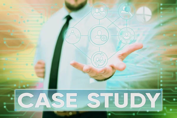 Tekenen met Case Study. Word Written on analysis en een specifiek onderzoeksontwerp voor het onderzoeken van een probleem Gentelman Uniform Standing Holding New Futuristic Technologies. — Stockfoto