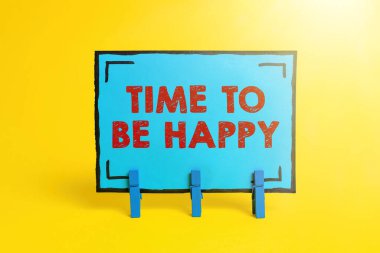 Mutlu olmak için kavramsal altyazı zamanı. İş dünyası anlamlı iş çalışanları bir amaç uğruna gösteri yapıyor Mutluluk işyeri Renkli Fikir Sunumu Taze Düşünceler Gönderen İleti