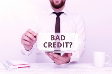 Metin Kötü Kredi Sorusu gösterimi yazılıyor. İş konsepti, İletişim Teknolojisi Smartphone Voice and Video Calling 'in sunduğu kredilerin ödenmemesi nedeniyle kötü bir kredi notu